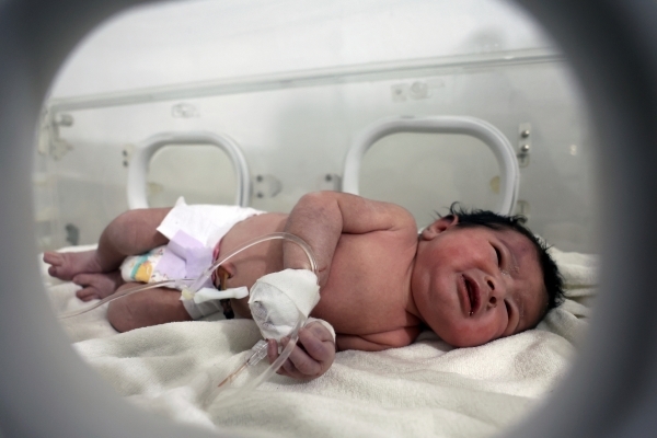 7일(현지시간) 시리아 알레포의 어린이병원에서 건물 잔해 속에서 극적으로 구조된 신생아가 치료를 받고 있다. 2023.2.8  AP연합뉴스