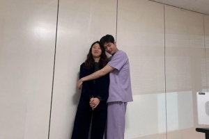 ‘신혼’ 공효진, 포옹에 쏙 안겨 행복 미소