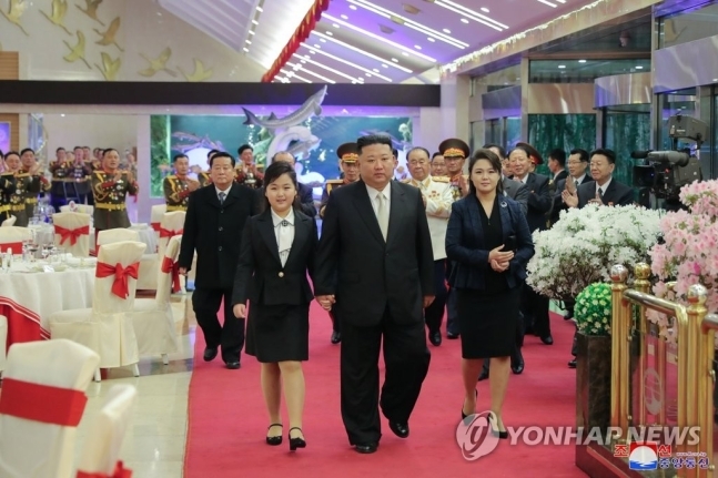 북한 김정은 국무위원장이 지난 7일 건군절(2월 8일) 75주년 기념연회에 참석했다고 조선중앙통신이 8일 보도했다. 2023.2.8. 연합뉴스