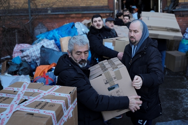 7일 독일 베를린에서 자원봉사자들이 구호물자로 가득 찬 상자들을 운반 중이다. AP 연합뉴스