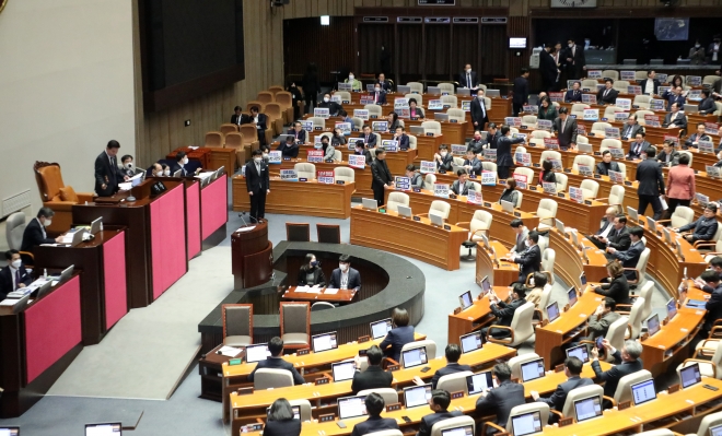 김진표 국회의장이 8일 오후 서울 여의도 국회에서 열린 제403회 국회(임시회) 제4차 본회의에서 이상민 행정안전부 장관 탄핵 소추안을 가결시키고 있다. 2023.2.8. 도준석 기자