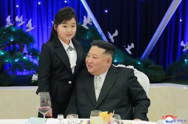 북한 김정은 국무위원장이 딸 김주애와 함께 건군절(2월 8일) 75주년 기념연회에 참석했다고 조선중앙통신이 8일 보도했다. (사진=조선중앙통신, 연합뉴스)