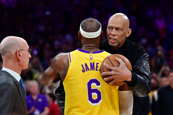 8일(한국시간) NBA 통산 최다 득점 신기록을 세원 르브론 제임스가 카림 압둘자바와 포옹하고 있다. USA 투데이 스포츠 연합뉴스