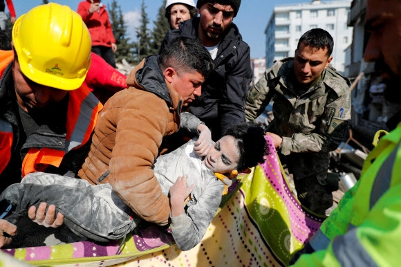 지진 피해를 입은 튀르키예 하타이에서 구조대원들이 무너진 건물 잔해에서 8살 시리아 소년을 구조해 옮기고 있다. 2023.2.8 로이터 연합뉴스