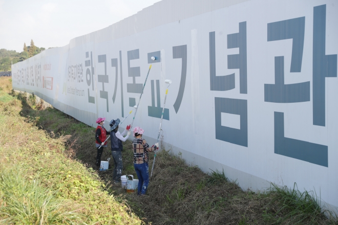 충남 천안시가 지난 2021년  10월 경부고속도로 설치된 한국기독교기념관의 불법 옥외광고물을 행정대집행하고 있다. 천안시 제공