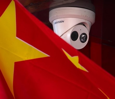 인공지능을 적용한 안면인식 기술을 보유한 중국의 감시카메라 제조사 하이크비전의 감시카메라가 중국 베이징의 한 가게에 설치돼 있다. 서울신문 DB