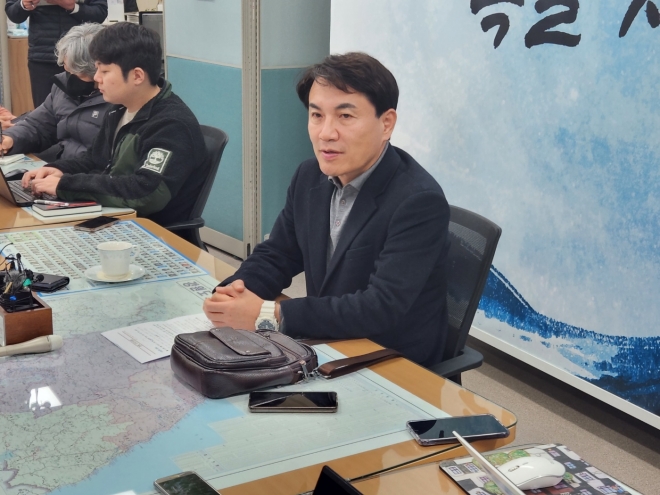 김진태 강원지사는 6일 도청 브리핑룸에서 기자간담회를 갖고 소상공인·중소기업 긴급지원 계획을 발표했다.