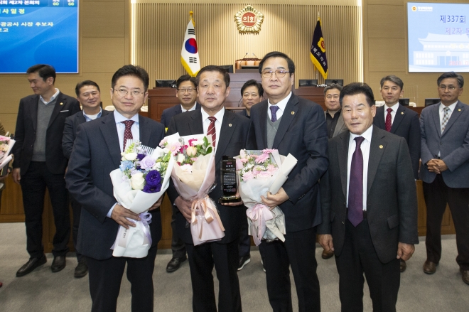 중소기업중앙회장 표창을 수상한 경북도의회 이형식 의원(왼쪽에서 두 번째). 경북도의회  제공
