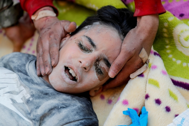8일(현지시간) 튀르키예 하타이에서 발생한 치명적인 지진의 여파로 잔해 속에서 구조된 후 의학적인 치료를 받고 있다. 로이터 연합뉴스