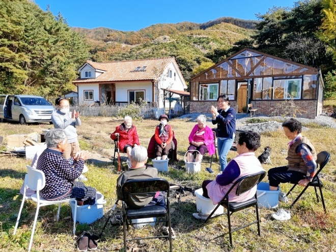 지난해 10월 충남 부여군의 ‘조금 느려도 괜찮아’ 치유농장에서 참가자들이 야외에서 족욕을 하며 즐거운 시간을 보내고 있다.  　농촌진흥청 제공