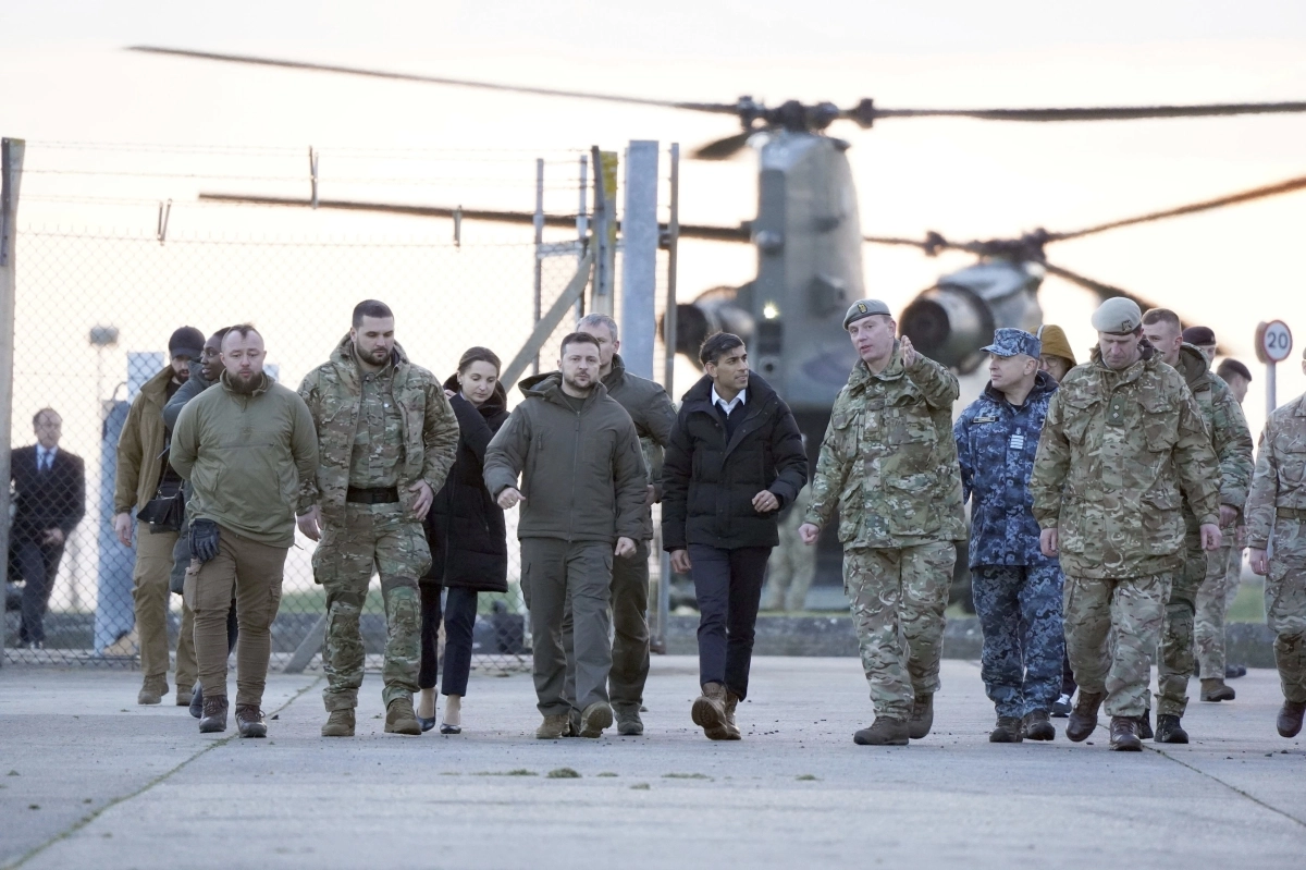 8일(현지시간) 볼로디미르 젤렌스키 우크라이나 대통령과 리시 수낵 영국 총리가 챌린저 2 전차 운용 훈련 중인 우크라이나군을 격려하기 위해 영국 도싯주 군사시설을 방문하고 있다. 2023.2.8 AP 연합뉴스