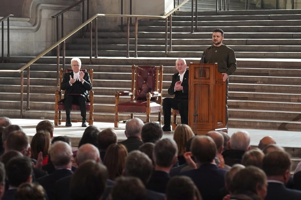 8일(현지시간) 볼로디미르 젤렌스키 대통령이 영국의회 연설에 나선 가운데, 린지 호일(가운데) 영국 하원의장과 의회 의원들이 박수를 보내고 있다. 2023.2.9 AP 연합뉴스
