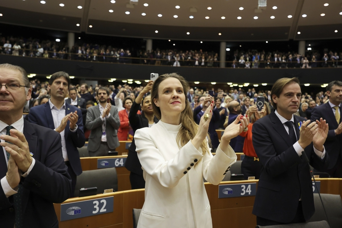 9일(현지시간) 벨기에 브뤼셀의 유럽의회에서 열린 유럽연합(EU) 특별 정상회의에서 유럽의회 의원들이 연설에 나선 볼로디미르 젤렌스키 우크라이나 대통령에게 박수를 보내고 있다. 2023.2.9 AP 연합뉴스