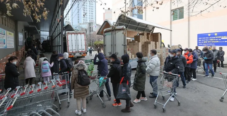 9일 서울 영등포구 신길동 국군복지단 대방마트를 찾은 방문객들이 줄지어 개점 시간을 기다리고 있다. 2023.2.9 연합뉴스