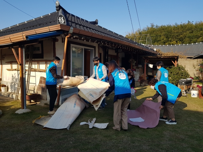 전남도가 도민 행복을 최우선에 두고 촘촘하고 다양한 시책을 펼치고 있다. 이 가운데 대표 행복 시책이 전국 최초 민관 자원봉사 조직인 우리동네 복지기동대다. 사진은 최근 전남 곡성군 고달면에서 복지기동대원들이 취약계층의 집을 수리해 주는 모습. 전남도 제공