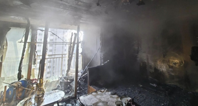 지난 8일 안성의 한 아파트에서 불이 났다. 베란다에 버린 담뱃불에서 화재가 시작된 것으로 추정된다. 소방서 제공=연합뉴스TV