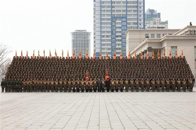 김정은 북한 노동당 총비서가 조선인민군 창건(건군절) 75주년 경축 열병식에 참가한 각급 부대 지휘관, 병사들과 9일 기념사진을 찍었다고 당 기관지 노동신문이 10일 대대적으로 보도했다. 뉴스1
