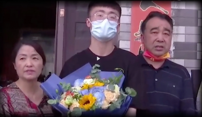 인신매매범에게 납치된 지 25년 만에 친부모를 만난 중국 남성 메이즈창. 출처: 웨이보