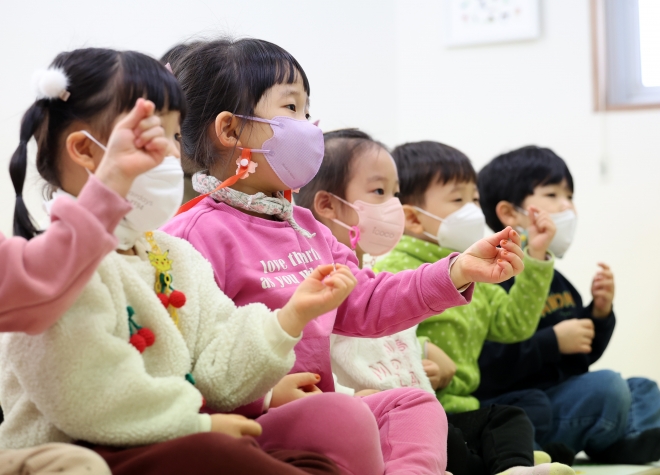 실내 마스크 의무가 대부분 해제된 30일 강원 한 유치원에서 원아들이 마스크를 쓰고 수업받고 있다. 연합뉴스