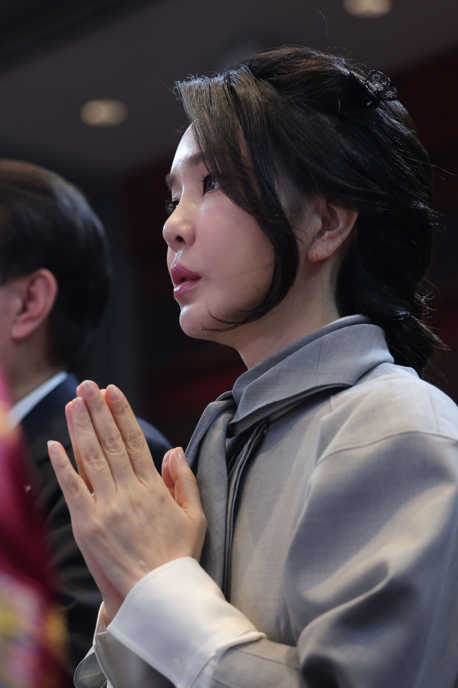 6일 코엑스에서 열린 불기 2567년 대한민국 불교도 신년대법회에서 김건희 여사가 합장을 하고 있다.2023. 2. 6 대통령실제공
