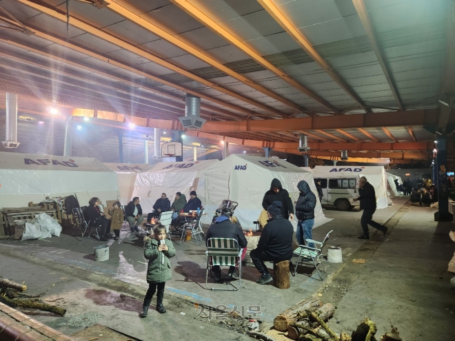 텐트촌에 머무는 아다나 주민들