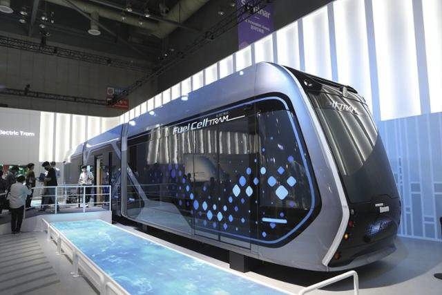 2021수소모빌리티+쇼에서 수소 연료전지를 적용한 친환경 트램.  한국철도기술연구원 제공