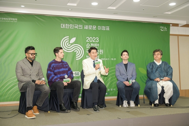 2023순천만국제정원박람회조직위원회  ‘D-50 프레스데이’ 행사에서 노관규 시장이 언론인들의 질의에 답변하고 있다.