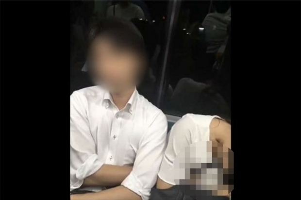 일본 지하철에서 한 남성이 잠든 여성을 성추행하는 영상이 올라와 충격을 주고 있다. 트위터 캡처