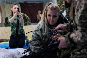 러시아 여성들이 우크라이나 전쟁 이후 자발적으로 군사훈련을 하고 있다. 예카테린부르크 AFP 연합뉴스