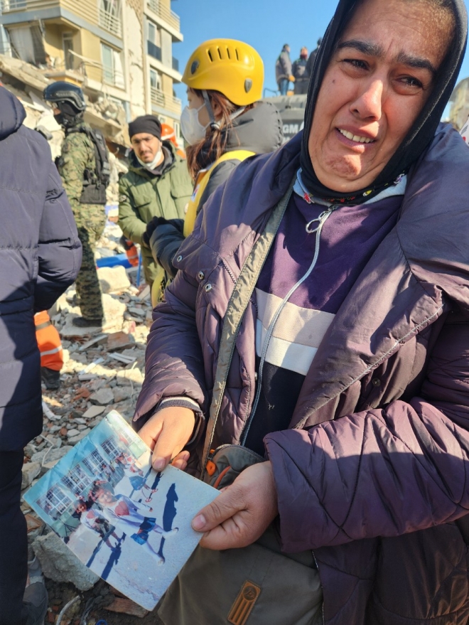 대한민국 구조팀에 딸의 사진을 보여주면서 “구해달라”고 말하는 살마. 안타키아 곽소영 기자