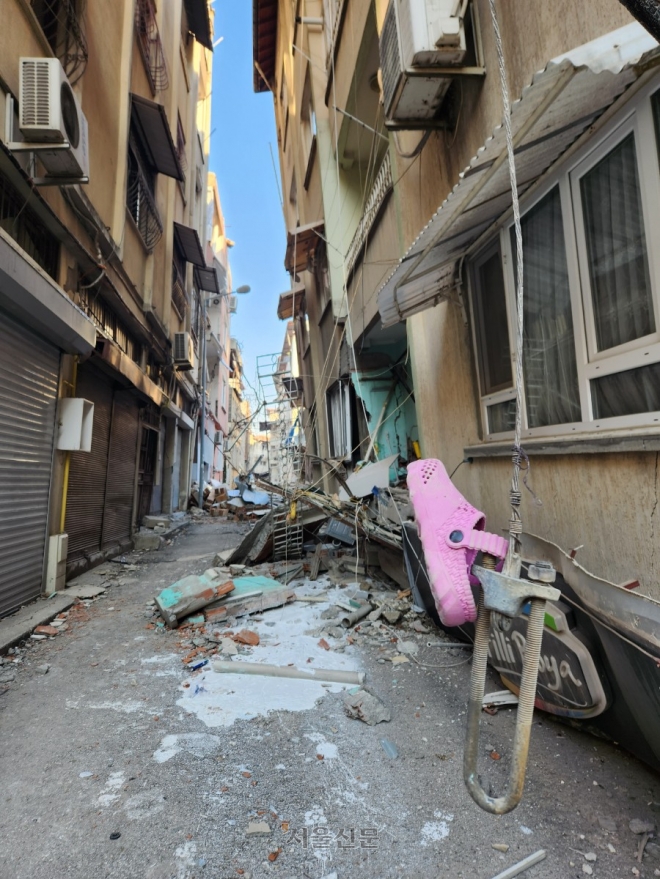 지난 10~11일(현지시간) 찾은 튀르키예 하타이주 안타키아의 모습. 지진으로 건물이 기울어져 있고, 전선에는 아이들이 신던 신발이 내걸려 있다. 안타키아 곽소영 기자
