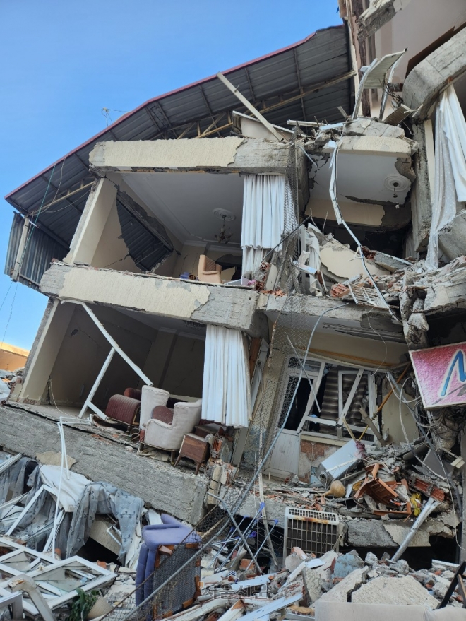 지난 10~11일(현지시간) 찾은 튀르키예 하타이주 안타키아의 모습. 무너진 건물 사이로 쇼파와 가구 등 사람이 살았던 흔적이 보인다. 안타키아 곽소영 기자