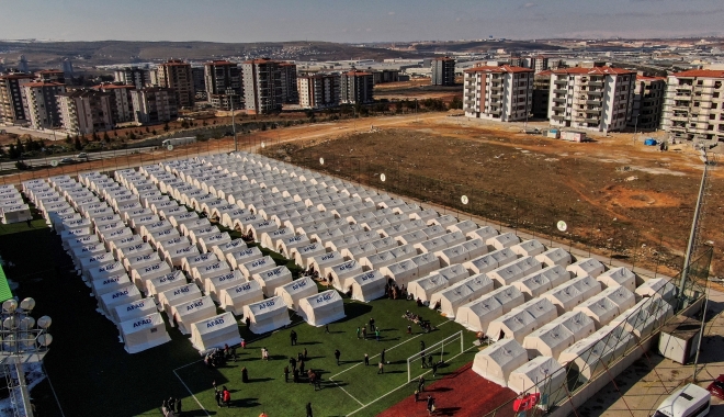 이재민들의 임시 거처인 텐트가 축구장 안에 설치돼 있다. 로이터 연합뉴스