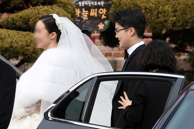 정준선(오른쪽) 한국과학기술원(KAIST) 교수와 신부인  치과의사 김모씨. 뉴스1
