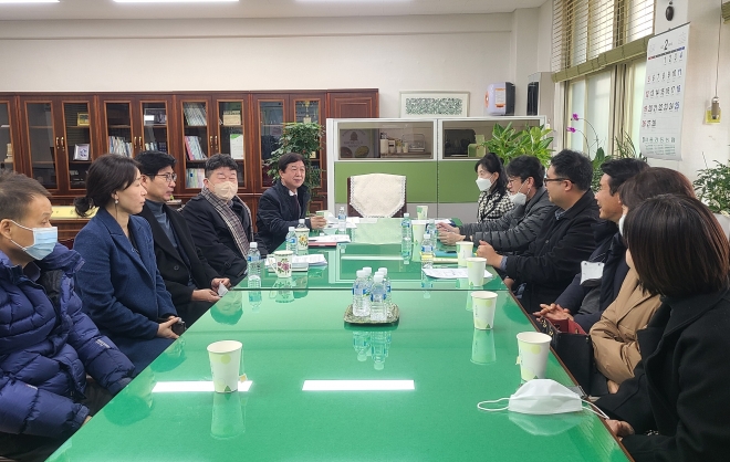 지난 10일 강현초 급식실 개선 회의 모습