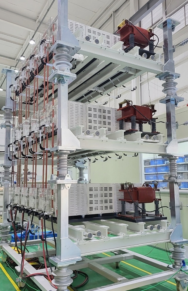 한국전기연구원이 개발한 전기차 대용량 급속 충전을 지원하는 반도체 변압기.