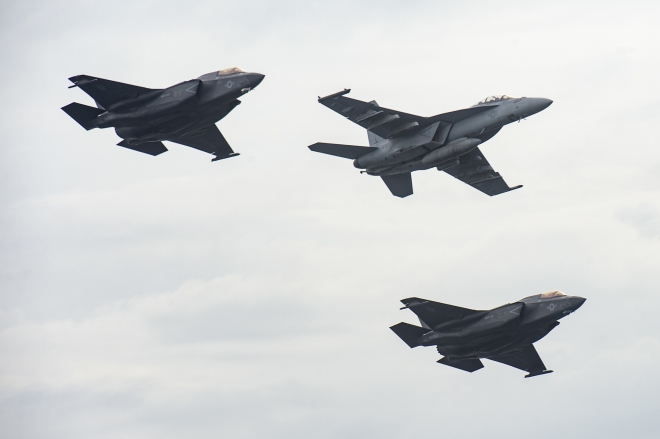 미국 해군 7함대가 12일(현지시간) 남중국해에서 원정타격군 훈련을 하는 가운데 미국 전투기들이 하늘을 날고 있다. AP 연합뉴스