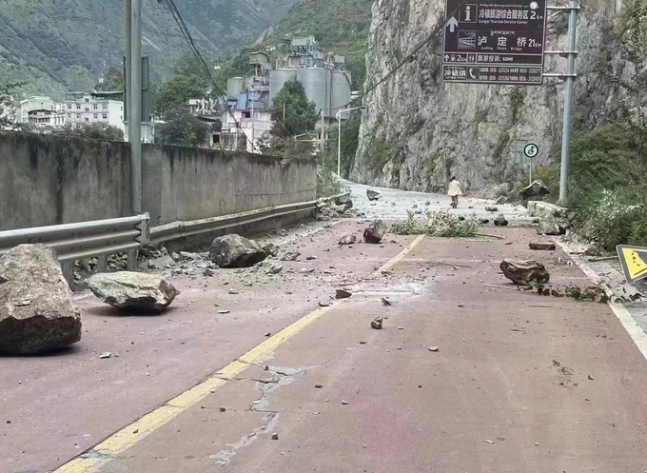 지난 2022년 9월 5일 중국 남서부 쓰촨성 루딩현에서 규모 6.8의 지진이 발생한 가운데 한 도로에 낙석이 떨어진 모습. 신화 뉴시스