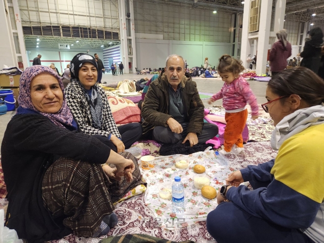 이재민 가족이 12일 튀르키예 가지안테프의 박람회장에서 구호물품으로 받은 빵과 맨밥으로 식사를 하는 모습. 가지안테프 곽소영 기자