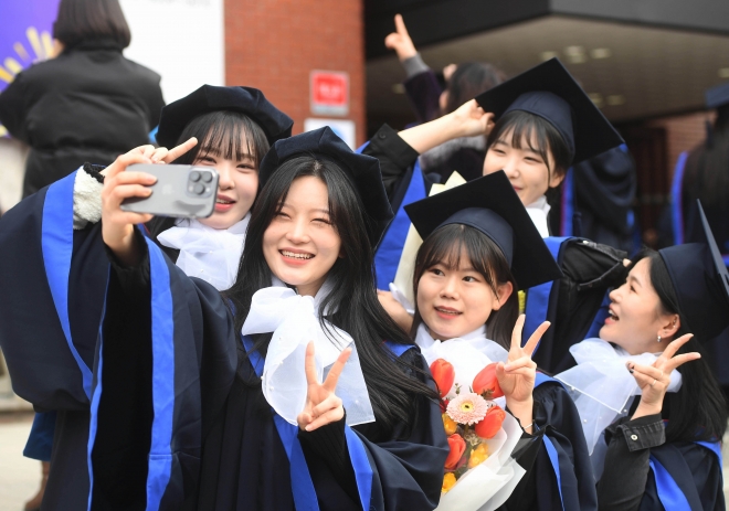 13일 서울 동작구 중앙대학교에서 열린 학위수여식에서 졸업생들이 기념 촬영을 하고 있다. 2023.2.13 홍윤기 기자