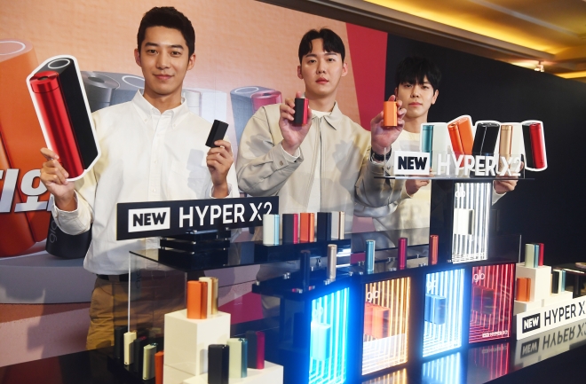 14일 서울 중구 롯데호텔에서 열린 BAT 로스만스의 궐련형 전자담배 ‘글로 하이퍼 X2’ 출시 행사에서 모델들이 제품을 선보이고 있다. 2023.2.14  안주영 전문기자
