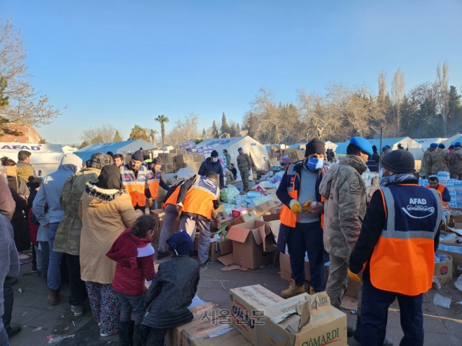 이재민들이 13일(현지시간) 튀르키예 카흐라만마라쉬의 텐트촌 앞에 놓인 구호 물품에서 필요한 물건을 가져가고 있다. 카흐라만마라쉬 곽소영 기자