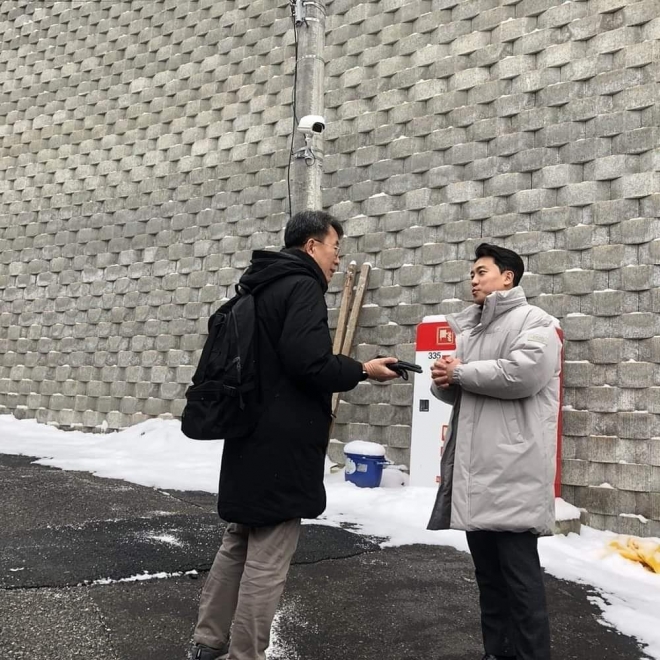 동작구 흑석동 소재 고등학교 신설이 본격적으로 추진 될 전망이다.  현장을 방문한 이희원 의원(오른쪽)