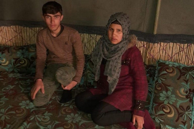디마와 남편 압둘 마지드는 시리아 진데이리스의 파괴된 집터에 천막을 치고 조카 9명과 함께 지내고 있다. SAMS 제공 영국 BBC 홈페이지 캡처