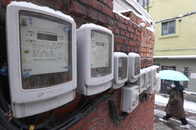 26일 서울 시내 전기계량기 모습. 기획재정부와 통계청 등에 따르면 지난해 가스 도매요금은 주택용을 기준으로 네 차례(4·5·7·10월)에 걸쳐 1메가줄(MJ·가스 사용 열량 단위)당 5.47원 올랐다. 1년 새 인상률이 42.3%에 달했다. 전기요금 역시 지난해 4월·7월·10월 세 차례에 걸쳐 kWh당 19.3원 인상됐다. 올해 1분기에는 추가로 13.1원 올랐다. 연합뉴스
