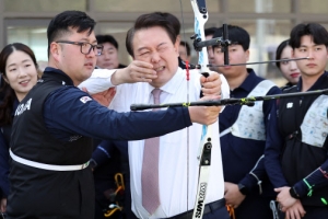 [포토] ‘활쏘기 도전’ 윤 대통령, 진천선수촌 방문