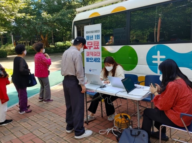 서울 구로구민들이 결핵 검진을 받기 위해 검진 차량 앞에서 기다리고 있다. 구로구 제공