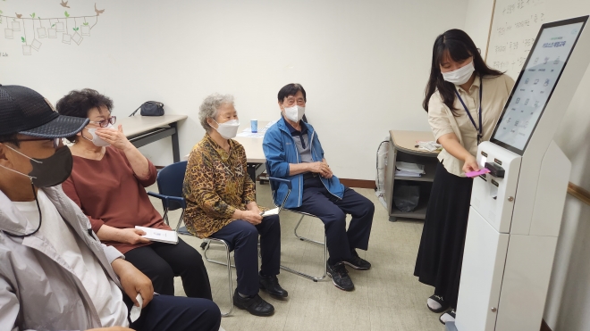 서울 송파구 잠실복지관에서 어르신들을 대상으로 키오스크 교육 프로그램이 진행되고 있다. 송파구 제공