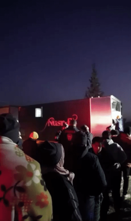 푸드트럭 앞에서 배급받는 이재민들. 누스레트 괵체 인스타그램 (@nusr_et)
