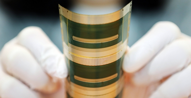 LG이노텍의 필름형 반도체 기판 ‘2메탈COF’를 구부리는 모습. LG이노텍 제공